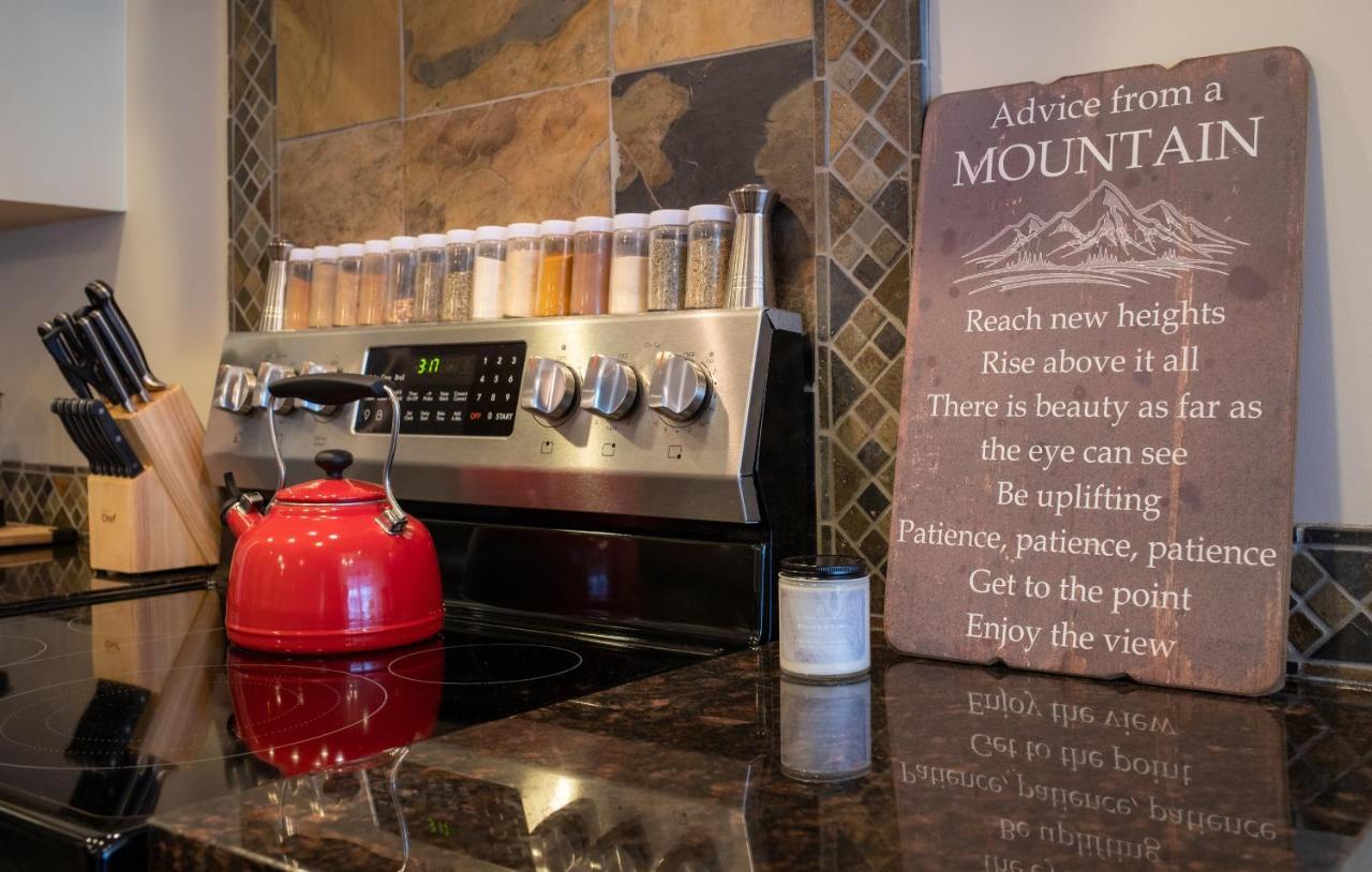 Misty Mountain- Premium 2 Bedroom Mountain View Canmore Esterno foto